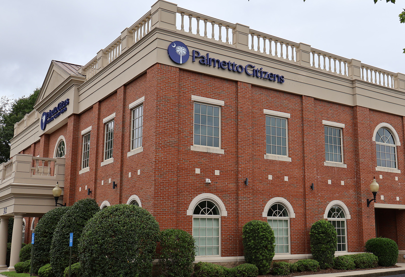 A building with a Palmetto Citizens Federal Credit Union sign.